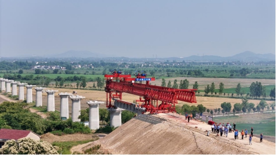 銅陵江北港鐵路專(zhuān)用線項(xiàng)目廬江段首片預(yù)制T梁順利架設(shè)